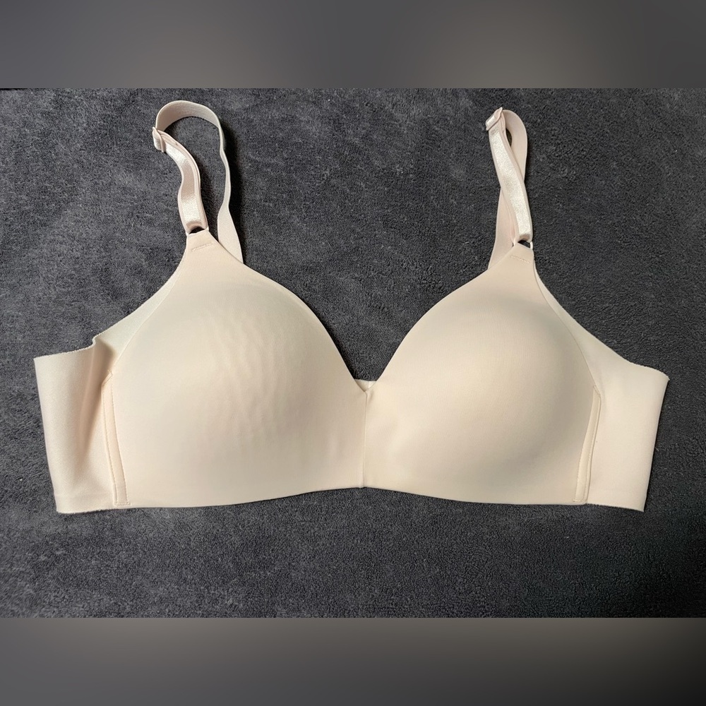 Warner’s Women’s Bra, pale pink, size 38B, like new condition